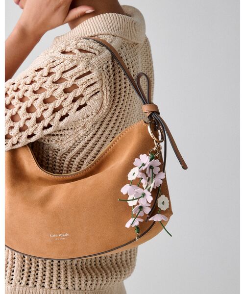 チャームド フラワー バッグ チャーム（キーホルダー）｜kate spade