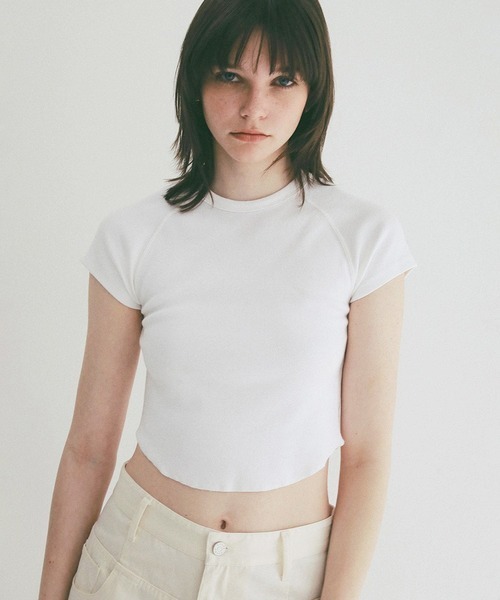CLANE(クラネ)の「ROUND HEM SHORT SLEEVE TOPS(Tシャツ/カットソー・レディース・ブラック/ベージュ/ホワイト・2/1)」の1枚目の写真