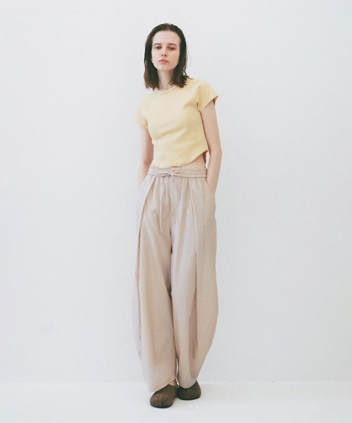 CLANE(クラネ)の「ROUND HEM SHORT SLEEVE TOPS(Tシャツ/カットソー・レディース・ブラック/ベージュ/ホワイト・2/1)」の17枚目の写真