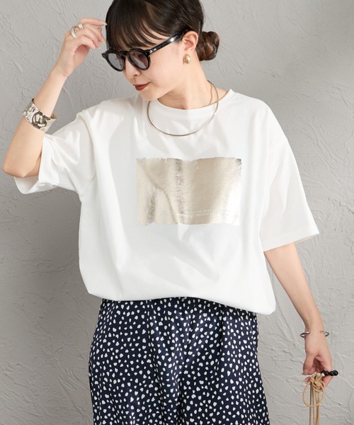 MAISON DE L'ALLURE（メゾンドゥラリュール）の「[MAISON DE L'ALLURE/メゾンドゥラリュール] アソートボックス 箔ロゴ プリントTシャツ（Tシャツ/カットソー・レディース・ホワイト/ブルー/チャコールグレー/オフホワイト・F）」の2枚目の写真