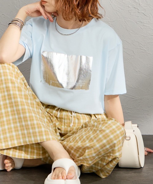 MAISON DE L'ALLURE（メゾンドゥラリュール）の「[MAISON DE L'ALLURE/メゾンドゥラリュール] アソートボックス 箔ロゴ プリントTシャツ（Tシャツ/カットソー・レディース・ホワイト/ブルー/チャコールグレー/オフホワイト・F）」の4枚目の写真