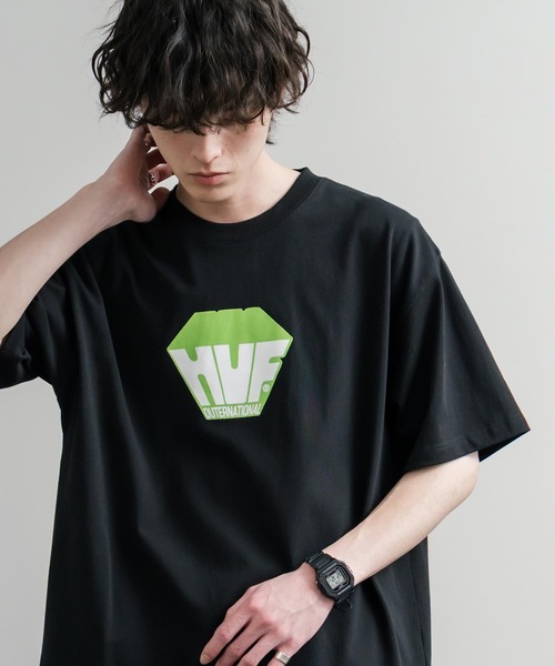 HUF(ハフ)の「HUF ハフ オーバーサイズ ポケット プリント アソート半袖コットンTシャツ(Tシャツ/カットソー・メンズ・ホワイト系1/ブラック系1/グリーン/ブラック系/ベージュ/ブラウン系9/ホワイト系6/ライラック系6/ホワイト系4/ブラック系3/ホワイト系/ブラック/ブラック系9/ブラック系8/ホワイト系8/グリーン系その他/ホワイト系7/ベージュ系5/ブラック系その他/ホワイト系5/ブラック系4/ホワイト系3/ブラック系2/グレー系9/ブラック系その他2/ブラック系7/ブラック系6/ブラック系5/グレー系4/ホワイト系2・M/XL/L)」の1枚目の写真