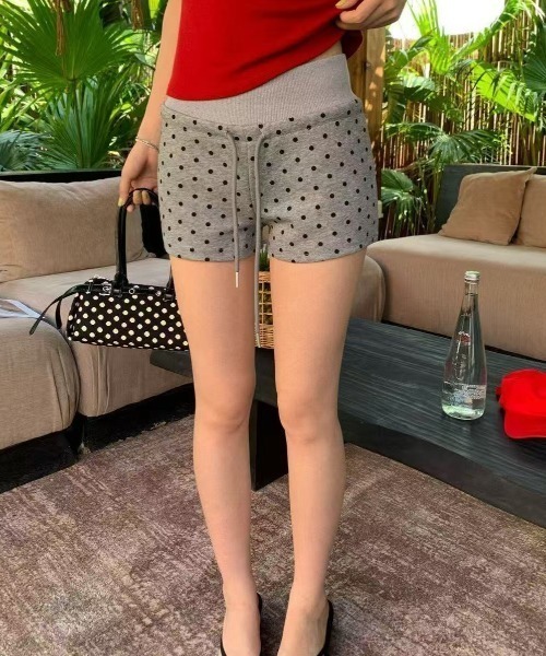 Achic(アシック)の「ドット柄ミニショートパンツ(その他パンツ・レディース・ホワイト/ブラック/グレー・M)」の3枚目の写真