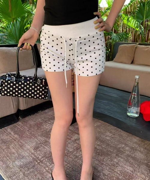 Achic(アシック)の「ドット柄ミニショートパンツ(その他パンツ・レディース・ホワイト/ブラック/グレー・M)」の8枚目の写真