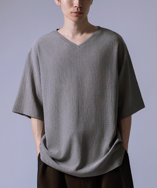 Crownor(クラウノアー)の「シャーリング Vネック ルーズカットソー(Tシャツ/カットソー・メンズ・グレイッシュベージュ/オリーブ系/ブラック・SMALL/MEDIUM/LARGE)」の2枚目の写真