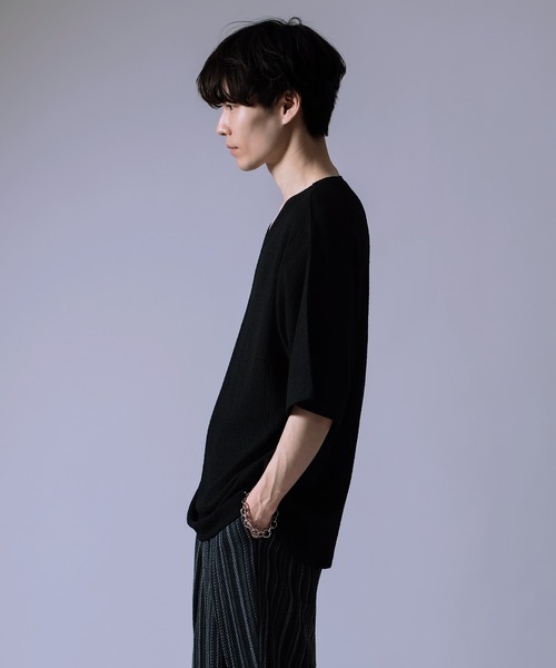 Crownor(クラウノアー)の「シャーリング Vネック ルーズカットソー(Tシャツ/カットソー・メンズ・グレイッシュベージュ/オリーブ系/ブラック・SMALL/MEDIUM/LARGE)」の5枚目の写真