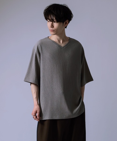 Crownor(クラウノアー)の「シャーリング Vネック ルーズカットソー(Tシャツ/カットソー・メンズ・グレイッシュベージュ/オリーブ系/ブラック・SMALL/MEDIUM/LARGE)」の8枚目の写真