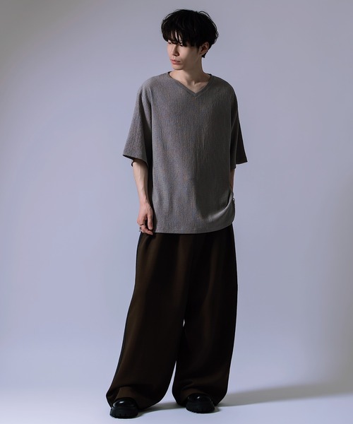 Crownor(クラウノアー)の「シャーリング Vネック ルーズカットソー(Tシャツ/カットソー・メンズ・グレイッシュベージュ/オリーブ系/ブラック・SMALL/MEDIUM/LARGE)」の11枚目の写真