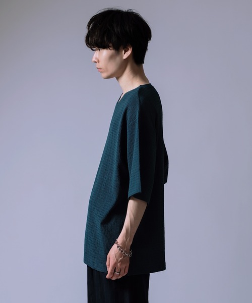 Crownor(クラウノアー)の「シャーリング Vネック ルーズカットソー(Tシャツ/カットソー・メンズ・グレイッシュベージュ/オリーブ系/ブラック・SMALL/MEDIUM/LARGE)」の13枚目の写真