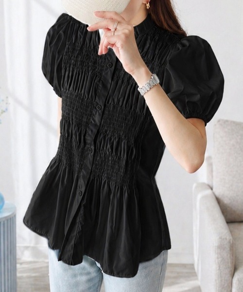 Amulet(アミュレット)の「ふんわり広がるシルエットで華やかに シャーリングペプラムブラウス(シャツ/ブラウス・レディース・ホワイト/アイボリー/ブラック・M)」の3枚目の写真