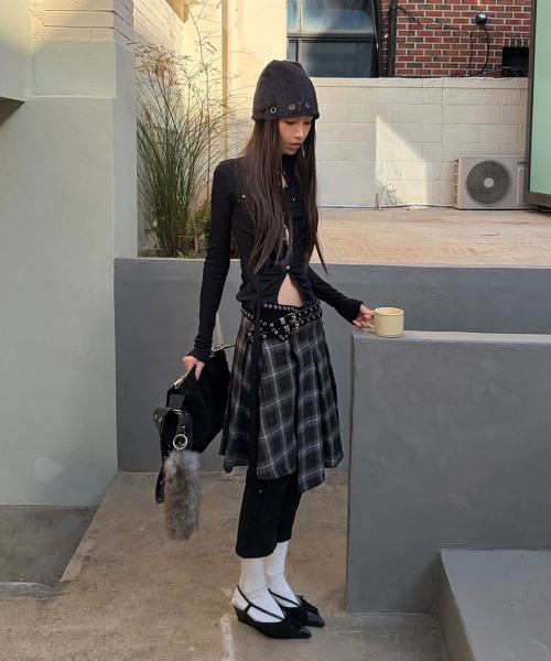 HAVEAWHALE(ハブアホエール)の「arc stud belt bag (BK)(ショルダーバッグ・レディース・その他・FREE)」の2枚目の写真