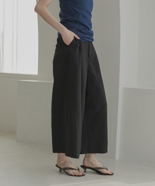 URBAN RESEARCH(アーバンリサーチ)の「撥水クロップドワイドパンツ(その他パンツ・レディース・ネイビー/ブラック・38/36)」の2枚目の写真