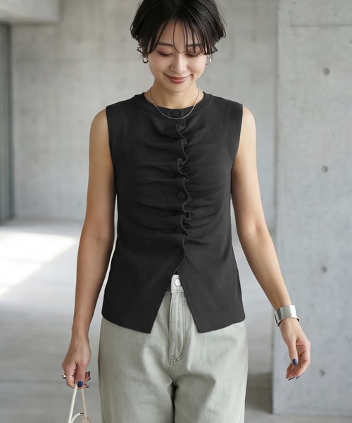 STYLE DELI(スタイルデリ)の「さらさら前ギャザーノースリニットトップス(タンクトップ・レディース・ブラック/レッド/アイボリー・FREE)」の2枚目の写真