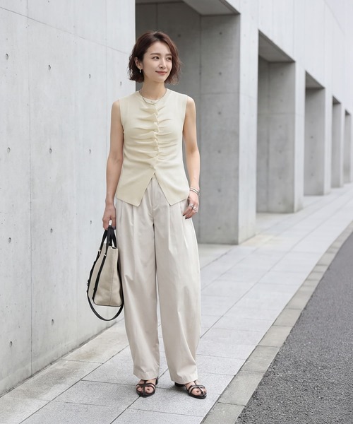 STYLE DELI(スタイルデリ)の「さらさら前ギャザーノースリニットトップス(タンクトップ・レディース・ブラック/レッド/アイボリー・FREE)」の4枚目の写真
