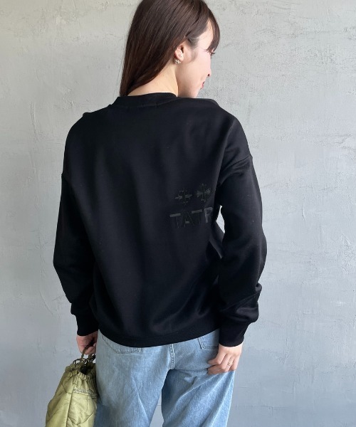 TATRAS（タトラス）の「【WEB先行予約】[TATRAS/タトラス] 別注 FITART ブランドロゴ刺繍クルーネックスウェット（スウェット・レディース・グレー/ブラック/ホワイト・3/1/2）」の4枚目の写真