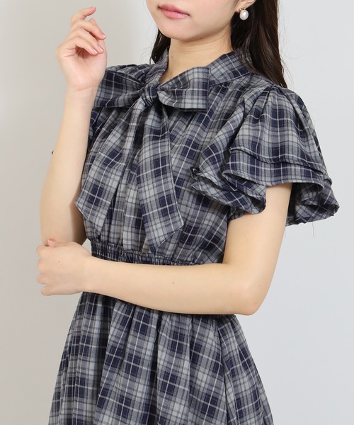 ASTORIA ODIER(アストリアオディール)の「チェックリボンタイワンピース(ワンピース・レディース・ブラック×ホワイト/ネイビー・SMALL/MEDIUM)」の7枚目の写真