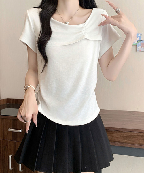 2ly2(トゥーリートゥー)の「ドレープネック ギャザー半袖カットソー(Tシャツ/カットソー・レディース・ブラック/オフホワイト/ブルー/ライトイエロー・FREE)」の5枚目の写真