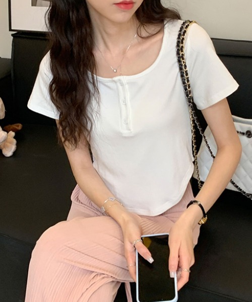 Amulet(アミュレット)の「華奢見えが叶うトレンドアイテム♪ ヘンリーネックショート丈Tシャツ(Tシャツ/カットソー・レディース・グレー/ホワイト/ブラック/ピンク・S/M/L/XL)」の6枚目の写真
