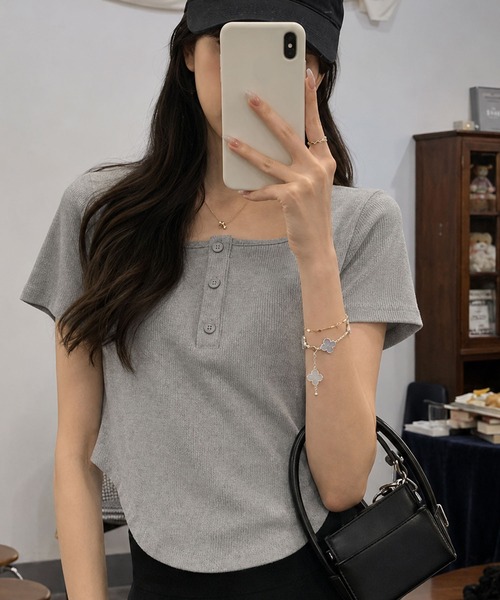 Amulet(アミュレット)の「華奢見えが叶うトレンドアイテム♪ ヘンリーネックショート丈Tシャツ(Tシャツ/カットソー・レディース・グレー/ホワイト/ブラック/ピンク・S/M/L/XL)」の17枚目の写真
