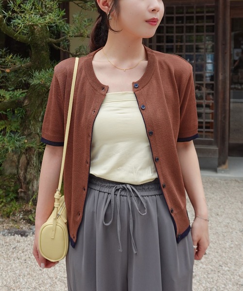 HEILIS(ヘイリス)の「【Airi Select】 バイカラー半袖ニットカーディガン/ニットカーディガン バイカラー 配色 クルーネック 半袖ニット コンパクトニット 羽織り 韓国ファッション オフィスカジュアル カジュアル 通勤 デイリー 春服 秋服 ブラウン グレー(カーディガン/ボレロ・レディース・ブラウン/グレー・FREE)」の1枚目の写真