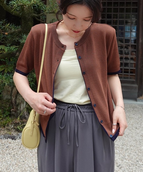 HEILIS(ヘイリス)の「【Airi Select】 バイカラー半袖ニットカーディガン/ニットカーディガン バイカラー 配色 クルーネック 半袖ニット コンパクトニット 羽織り 韓国ファッション オフィスカジュアル カジュアル 通勤 デイリー 春服 秋服 ブラウン グレー(カーディガン/ボレロ・レディース・ブラウン/グレー・FREE)」の12枚目の写真