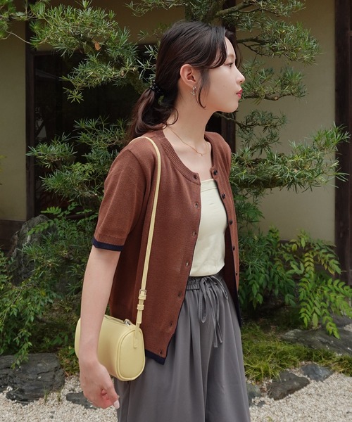 HEILIS(ヘイリス)の「【Airi Select】 バイカラー半袖ニットカーディガン/ニットカーディガン バイカラー 配色 クルーネック 半袖ニット コンパクトニット 羽織り 韓国ファッション オフィスカジュアル カジュアル 通勤 デイリー 春服 秋服 ブラウン グレー(カーディガン/ボレロ・レディース・ブラウン/グレー・FREE)」の13枚目の写真