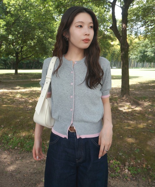 HEILIS(ヘイリス)の「【Airi Select】 バイカラー半袖ニットカーディガン/ニットカーディガン バイカラー 配色 クルーネック 半袖ニット コンパクトニット 羽織り 韓国ファッション オフィスカジュアル カジュアル 通勤 デイリー 春服 秋服 ブラウン グレー(カーディガン/ボレロ・レディース・ブラウン/グレー・FREE)」の9枚目の写真
