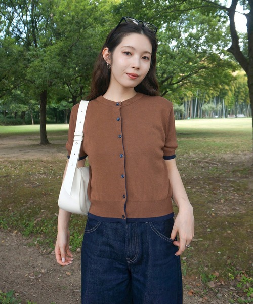 HEILIS(ヘイリス)の「【Airi Select】 バイカラー半袖ニットカーディガン/ニットカーディガン バイカラー 配色 クルーネック 半袖ニット コンパクトニット 羽織り 韓国ファッション オフィスカジュアル カジュアル 通勤 デイリー 春服 秋服 ブラウン グレー(カーディガン/ボレロ・レディース・ブラウン/グレー・FREE)」の3枚目の写真