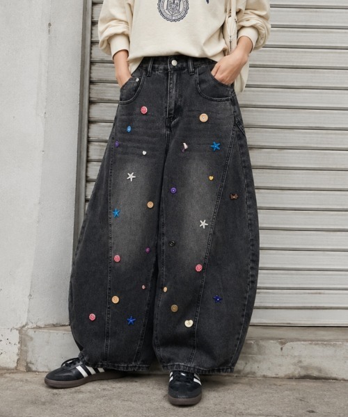 center i(センターアイ)の「カラーモチーフ付き ブラックバルーンワイドデニムパンツ(デニムパンツ・レディース・ブラック・M/S)」の1枚目の写真