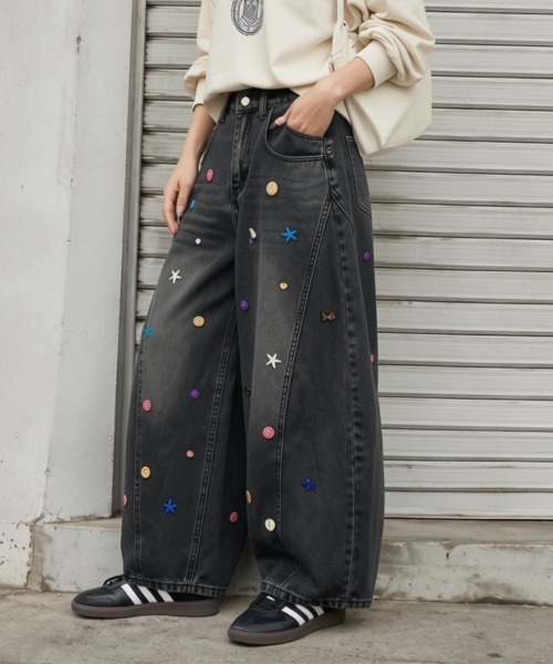 center i(センターアイ)の「カラーモチーフ付き ブラックバルーンワイドデニムパンツ(デニムパンツ・レディース・ブラック・M/S)」の2枚目の写真