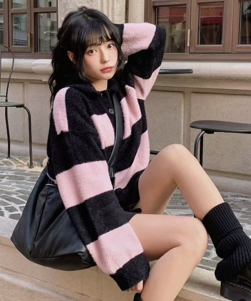 AVYL（アヴィル）の「バイカラー太ボーダー衿付きニットスキッパープルオーバー（ニット/セーター・レディース・ピンク/ブルー・M）」の2枚目の写真