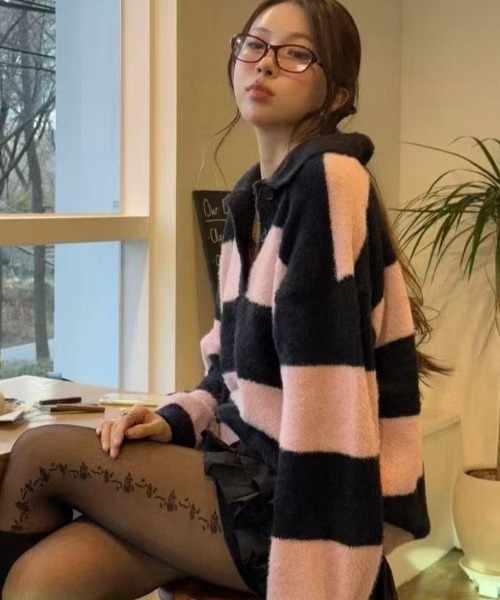 AVYL（アヴィル）の「バイカラー太ボーダー衿付きニットスキッパープルオーバー（ニット/セーター・レディース・ピンク/ブルー・M）」の13枚目の写真