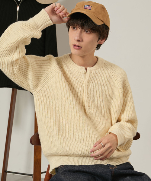EMMA CLOTHES（エマクローズ）の「長袖ヘンリーネックニット（ニット/セーター・メンズ・ブラック/ワイン/ホワイト/チャコール/ブラウン・M/L）」の2枚目の写真