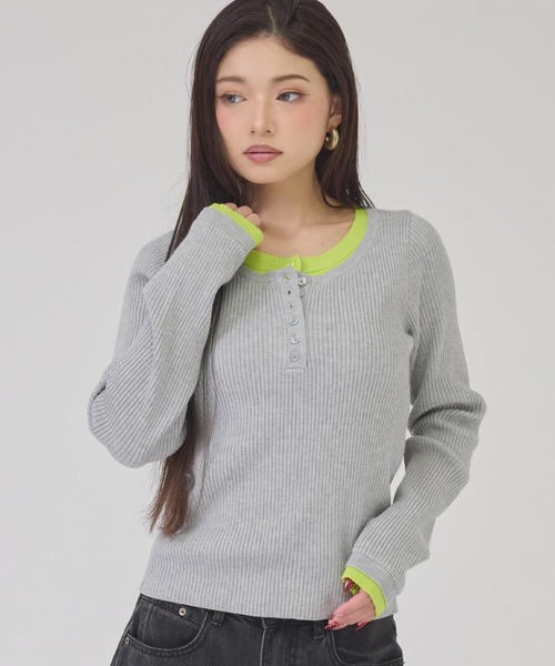 ANAP(アナップ)の「ヘンリーネック配色リブトップス(ニット/セーター・レディース・ライトグレー/ブラック/ブラウン・F)」の4枚目の写真
