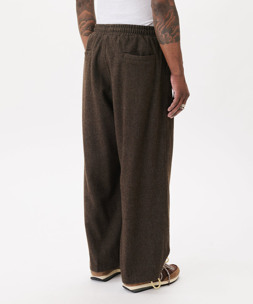 WISM(ウィズム)の「Estudio Niksen / エストゥディオ・ニクセン Pintuck Balloon Trousers(その他パンツ・メンズ・ブラウン・1)」の12枚目の写真
