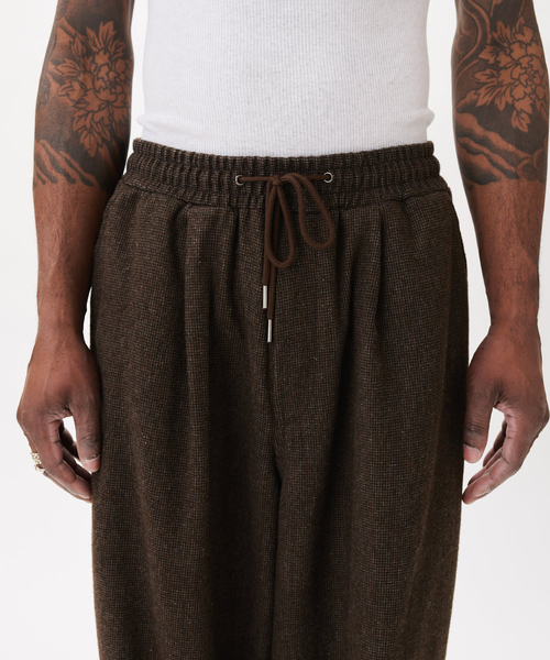WISM(ウィズム)の「Estudio Niksen / エストゥディオ・ニクセン Pintuck Balloon Trousers(その他パンツ・メンズ・ブラウン・1)」の11枚目の写真