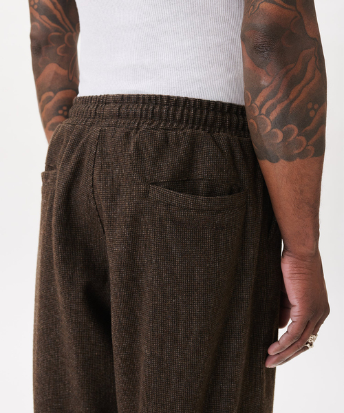WISM(ウィズム)の「Estudio Niksen / エストゥディオ・ニクセン Pintuck Balloon Trousers(その他パンツ・メンズ・ブラウン・1)」の10枚目の写真