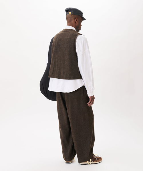 WISM(ウィズム)の「Estudio Niksen / エストゥディオ・ニクセン Pintuck Balloon Trousers(その他パンツ・メンズ・ブラウン・1)」の7枚目の写真