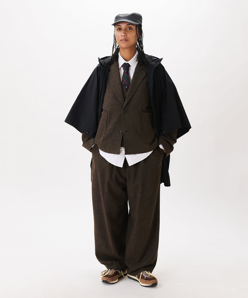 WISM(ウィズム)の「Estudio Niksen / エストゥディオ・ニクセン Pintuck Balloon Trousers(その他パンツ・メンズ・ブラウン・1)」の6枚目の写真