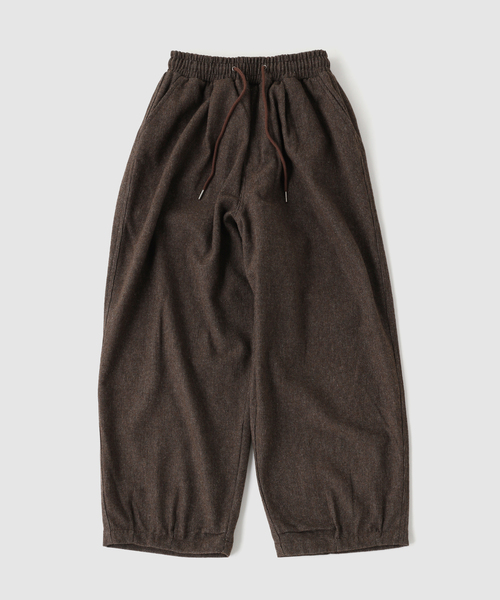 WISM(ウィズム)の「Estudio Niksen / エストゥディオ・ニクセン Pintuck Balloon Trousers(その他パンツ・メンズ・ブラウン・1)」の5枚目の写真