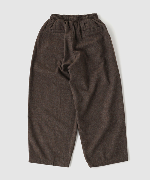 WISM(ウィズム)の「Estudio Niksen / エストゥディオ・ニクセン Pintuck Balloon Trousers(その他パンツ・メンズ・ブラウン・1)」の4枚目の写真
