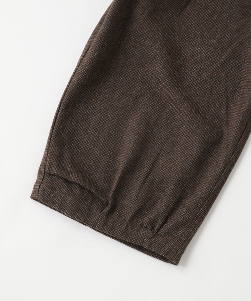 WISM(ウィズム)の「Estudio Niksen / エストゥディオ・ニクセン Pintuck Balloon Trousers(その他パンツ・メンズ・ブラウン・1)」の3枚目の写真