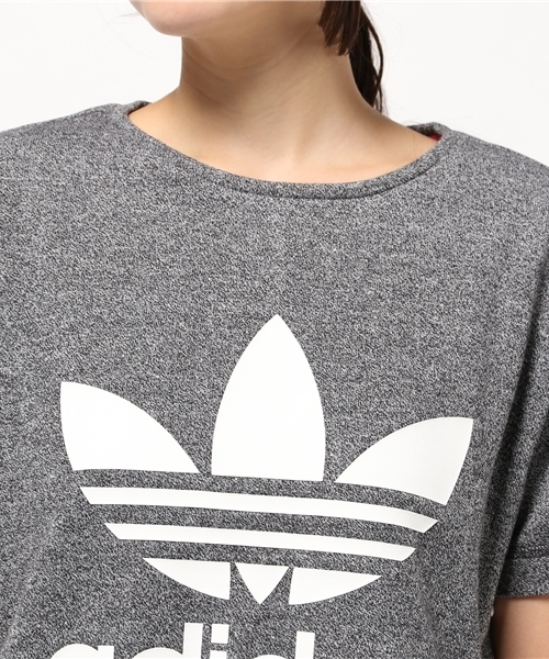 adidas（アディダス）の「オリジナルス Tシャツ [WHITENOIZE DRAW TEE]（Tシャツ/カットソー・レディース・ライトグレー・LARGE/SMALL/X-SMALL/MEDIUM/XX-LARGE/XXX-LARGE）」の5枚目の写真