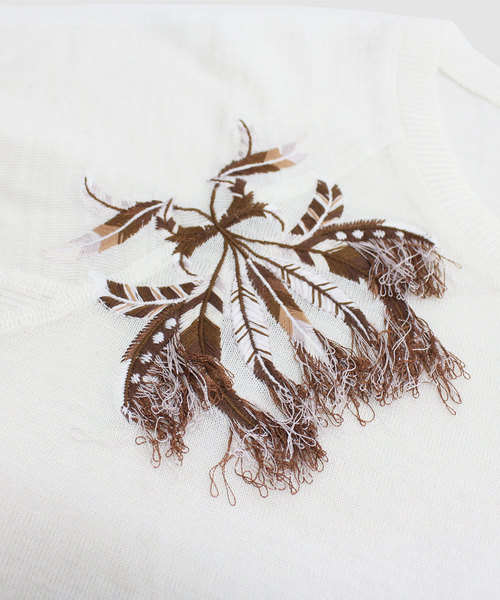 Audition(オーディション)の「M0550 フェザー刺繍 フィールソフトプルオーバー(Tシャツ/カットソー・レディース・オフホワイト/チャコール・MEDIUM)」の5枚目の写真