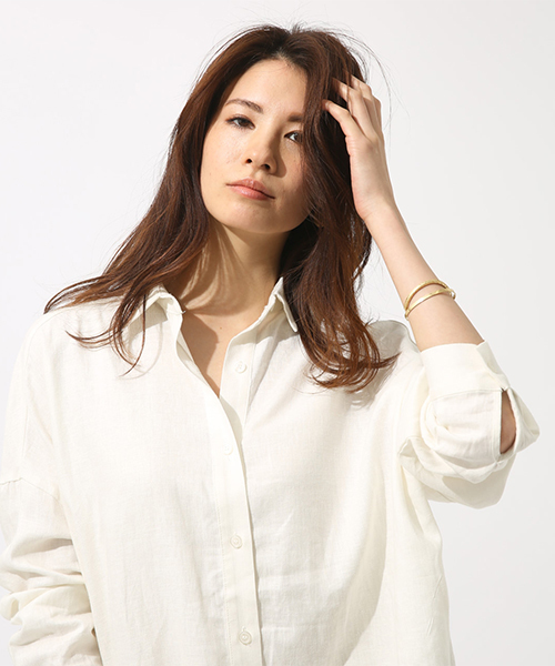 AZUL by moussy(アズールバイマウジー)の「リネン混ビッグシルエットショートシャツ(シャツ/ブラウス・レディース・ネイビー/ベージュ/オフホワイト・SMALL/MEDIUM)」の2枚目の写真