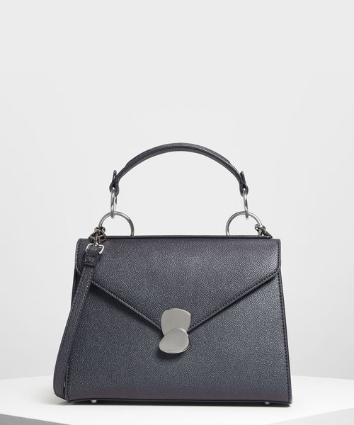 CHARLES & KEITH(チャールズ & キース)の「メタルディテールプッシュロックハンドバッグ / Metal Detail Push-Lock Handbag(ハンドバッグ・レディース・ブラック/マルーン/サックスブルー/スモークピンク・L)」の2枚目の写真