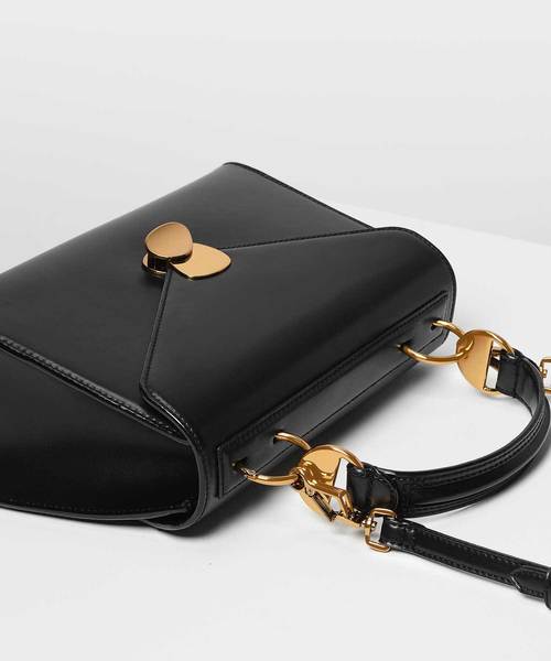 CHARLES & KEITH(チャールズ & キース)の「メタルディテールプッシュロックハンドバッグ / Metal Detail Push-Lock Handbag(ハンドバッグ・レディース・ブラック/マルーン/サックスブルー/スモークピンク・L)」の5枚目の写真