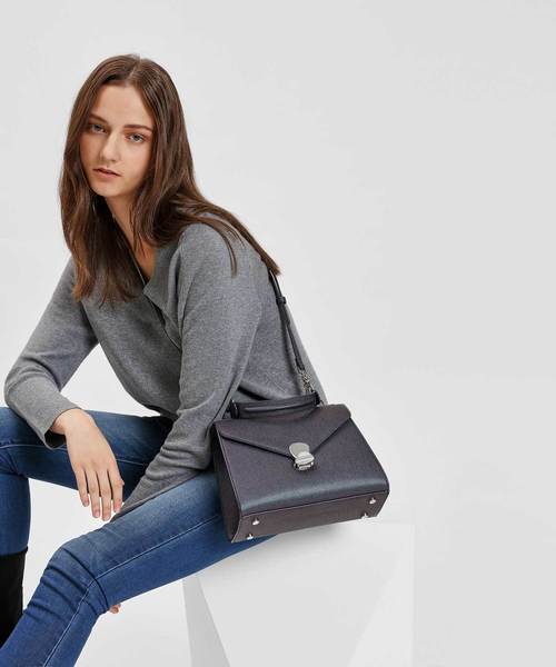 CHARLES & KEITH(チャールズ & キース)の「メタルディテールプッシュロックハンドバッグ / Metal Detail Push-Lock Handbag(ハンドバッグ・レディース・ブラック/マルーン/サックスブルー/スモークピンク・L)」の8枚目の写真