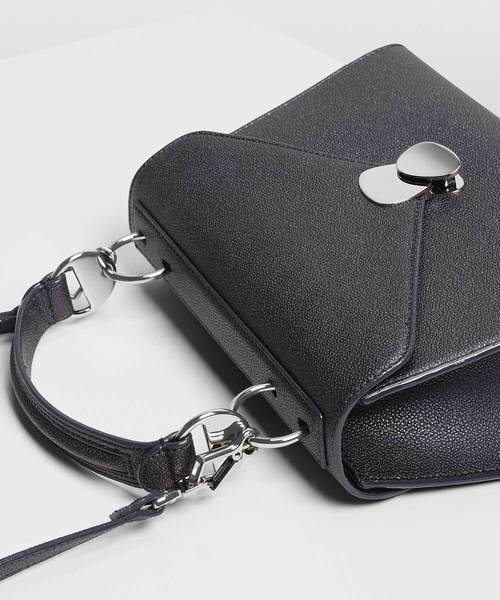 CHARLES & KEITH(チャールズ & キース)の「メタルディテールプッシュロックハンドバッグ / Metal Detail Push-Lock Handbag(ハンドバッグ・レディース・ブラック/マルーン/サックスブルー/スモークピンク・L)」の9枚目の写真