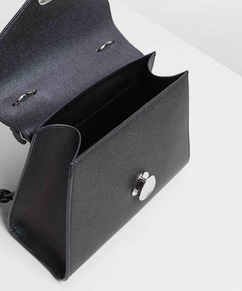 CHARLES & KEITH(チャールズ & キース)の「メタルディテールプッシュロックハンドバッグ / Metal Detail Push-Lock Handbag(ハンドバッグ・レディース・ブラック/マルーン/サックスブルー/スモークピンク・L)」の11枚目の写真